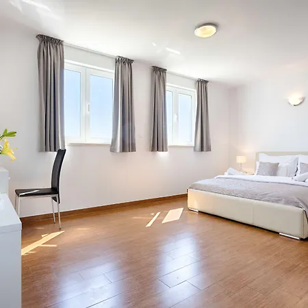 Adriatic Queen & شقة